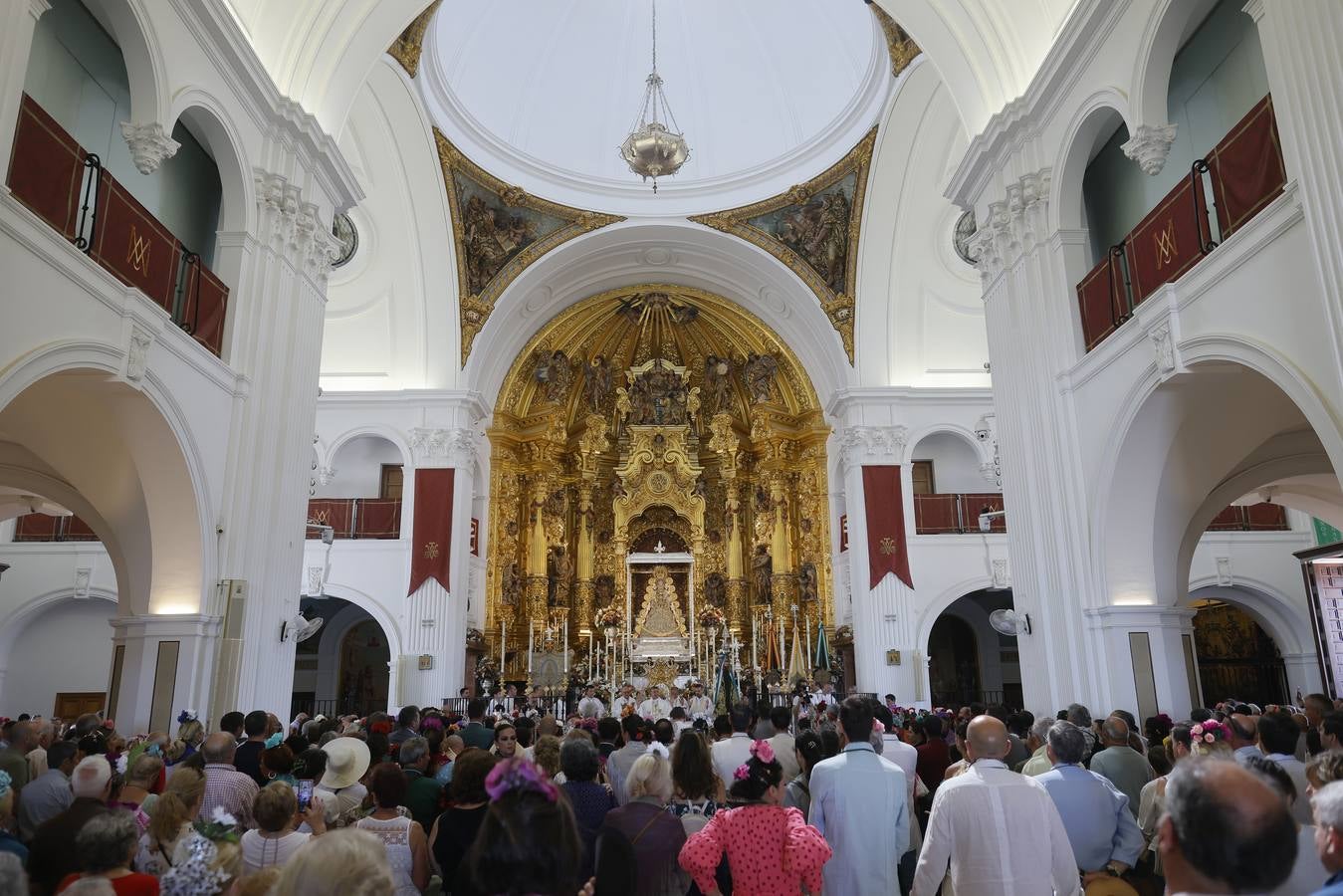 Ambiente y presentaciones de las hermandades filiales más antiguas en el sábado del Rocío 2025