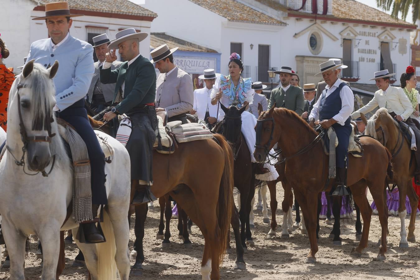 Ambiente y presentaciones de las hermandades filiales más antiguas en el sábado del Rocío 2025