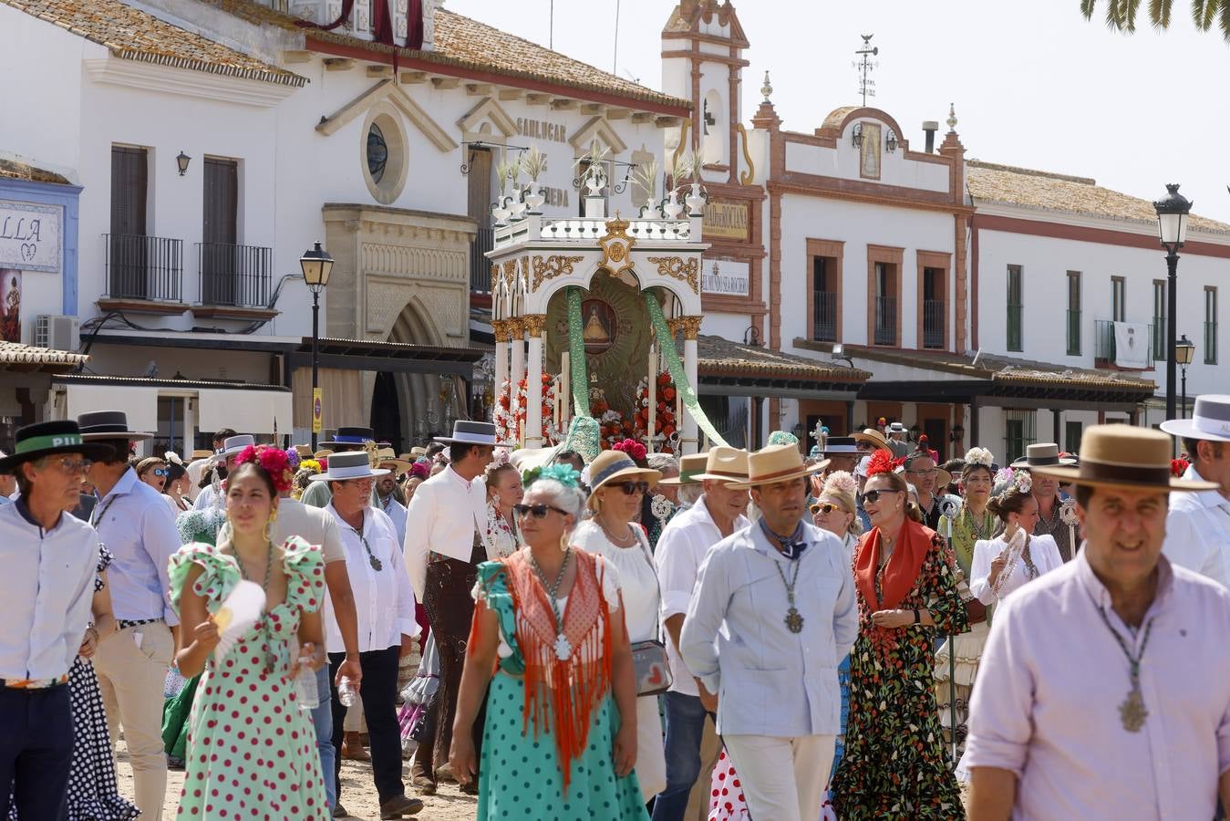 Ambiente y presentaciones de las hermandades filiales más antiguas en el sábado del Rocío 2025