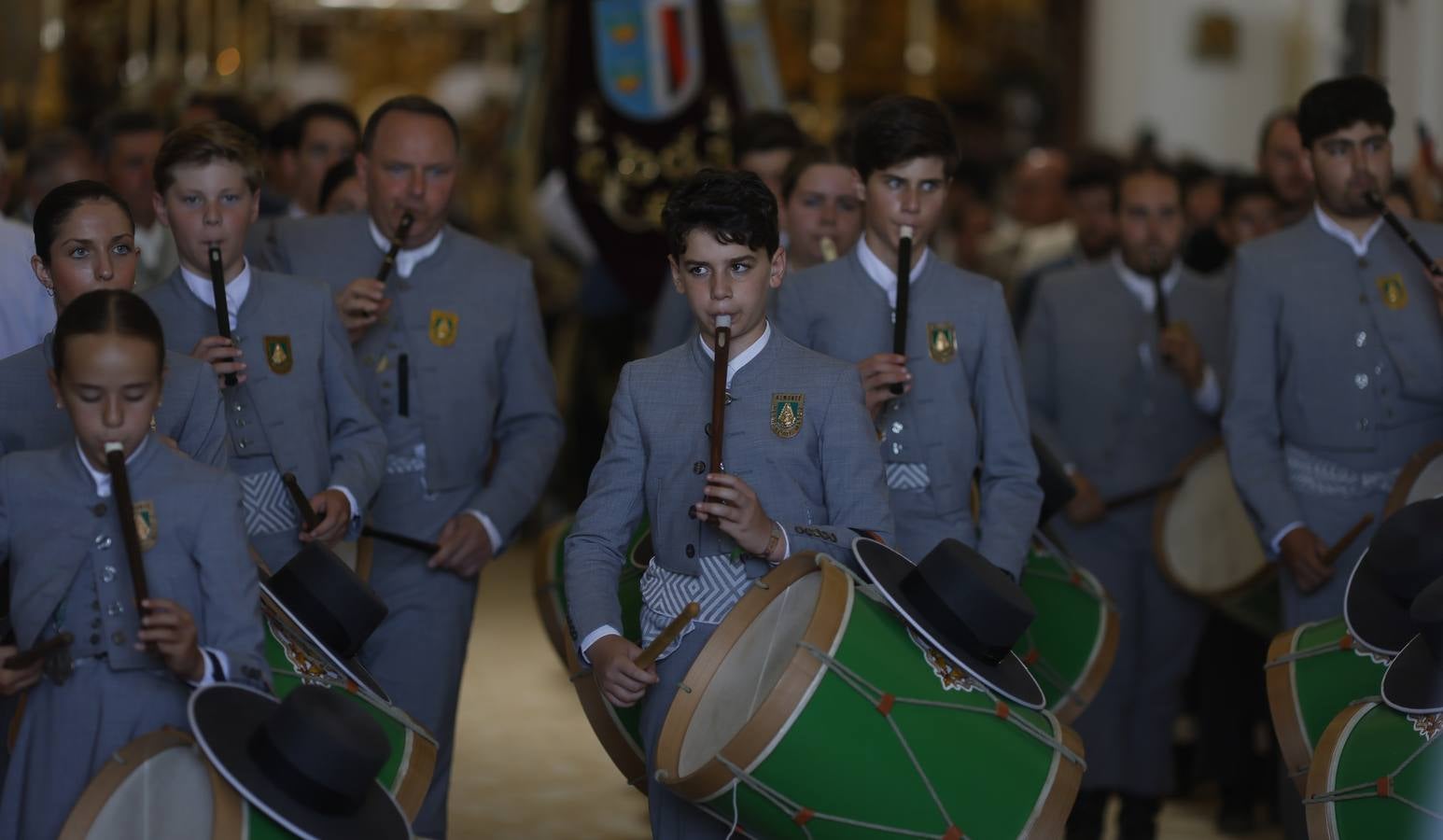 Ambiente y presentaciones de las hermandades filiales más antiguas en el sábado del Rocío 2025