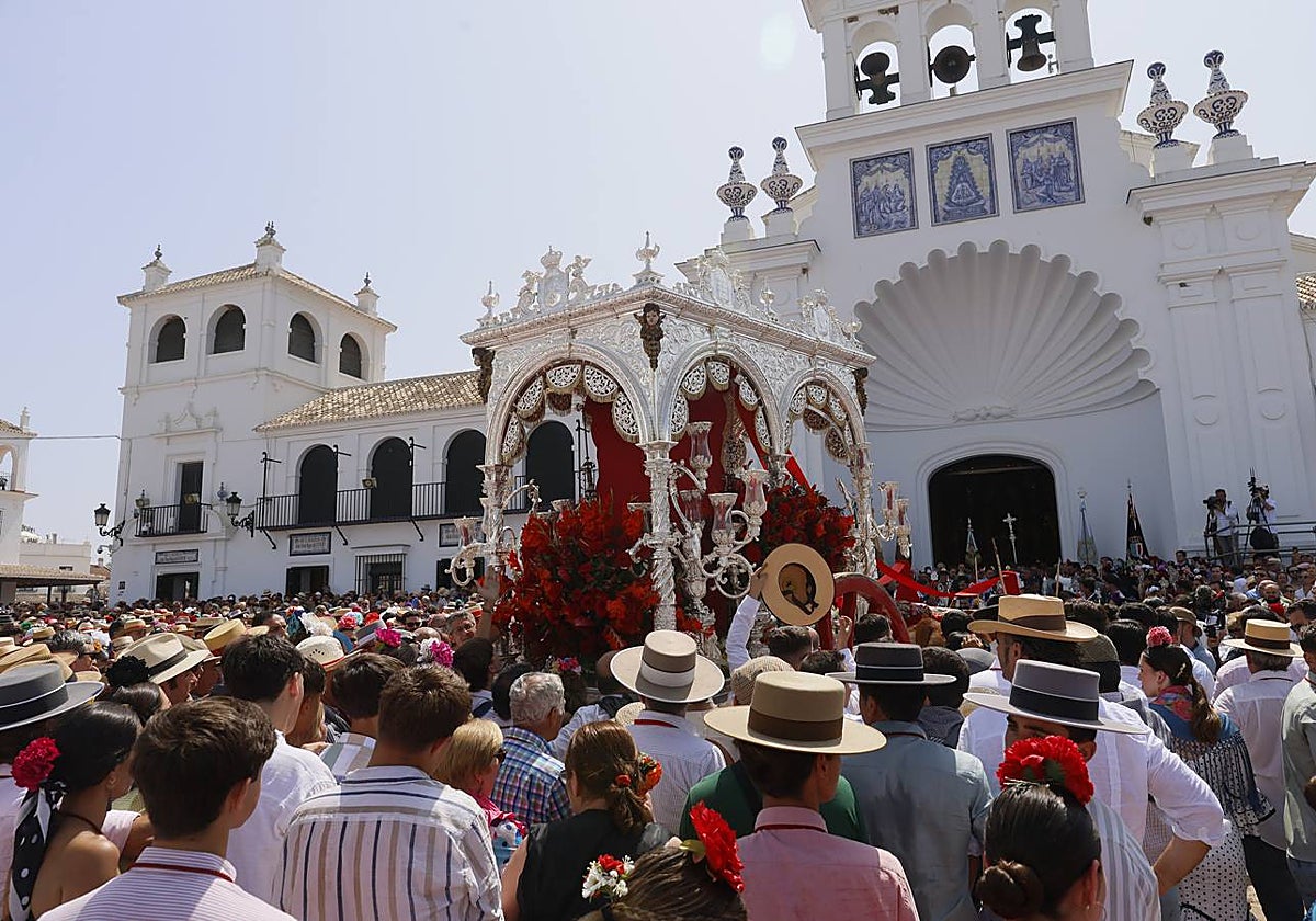 Ambiente y presentaciones de las hermandades filiales más antiguas en el sábado del Rocío 2025
