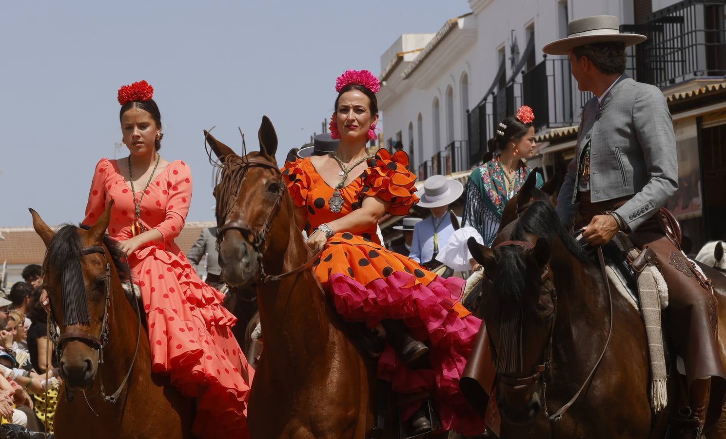 Ambiente y presentaciones de las hermandades filiales más antiguas en el sábado del Rocío 2025