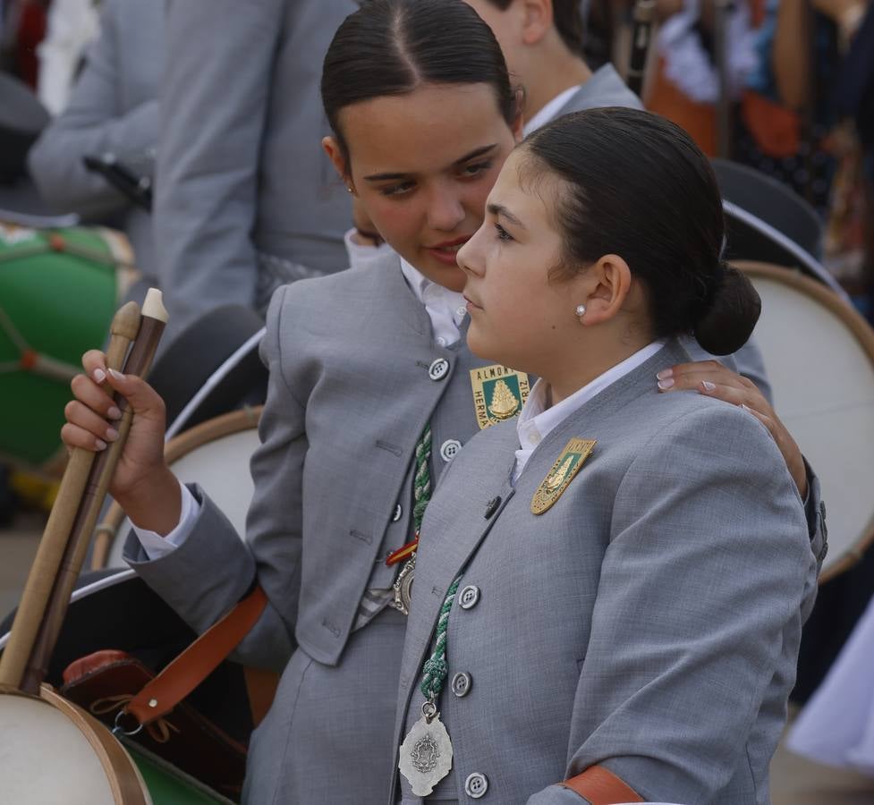 Ambiente y presentaciones de las hermandades filiales más antiguas en el sábado del Rocío 2025