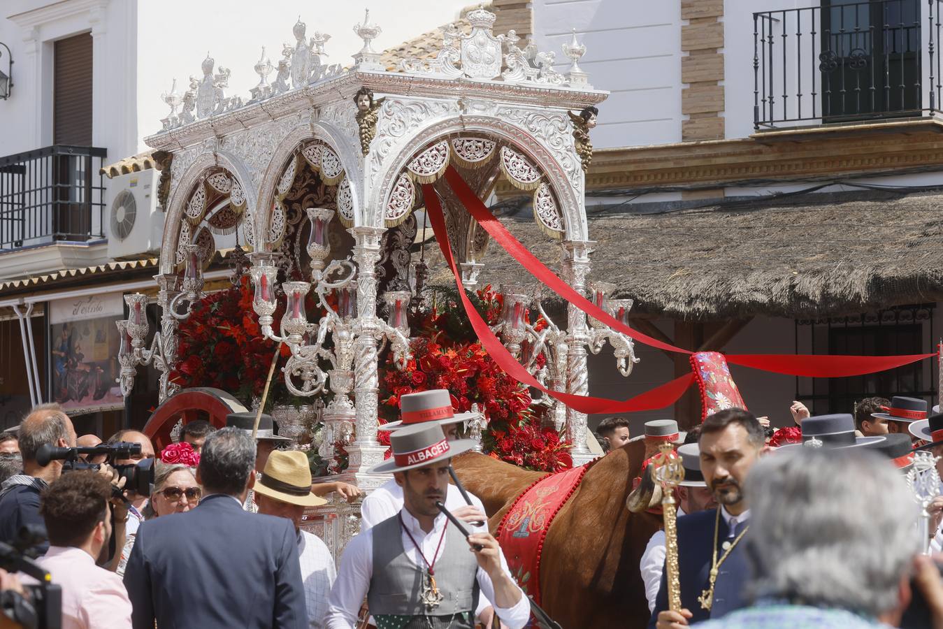 Ambiente y presentaciones de las hermandades filiales más antiguas en el sábado del Rocío 2025