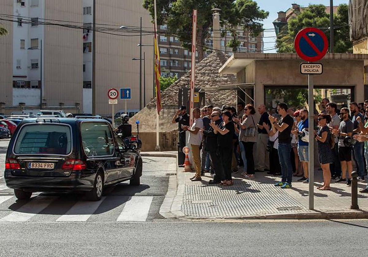 Imagen del féretro del subinspector del grupo de Homicidios de la Policía Nacional de Valencia, Blas Gámez, asesinado en 2017