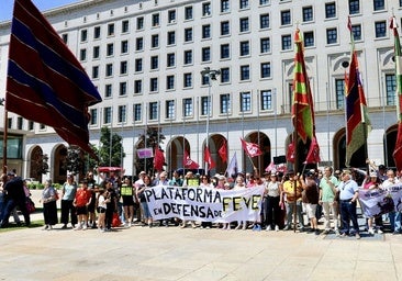 Protesta ante el Ministerio de Transportes para reclamar que el tren Feve llegue al centro de León