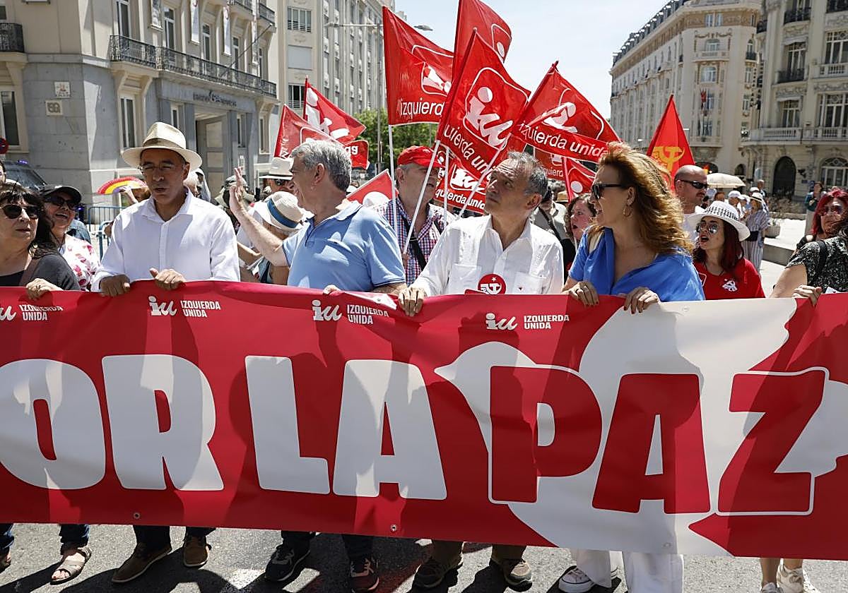 Enrique Santiago (2º dcha), este sábado, en la protesta contra el rearme del Ejecutivo del que IU forma parte
