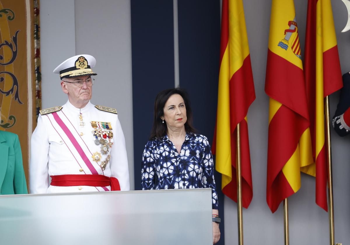 La ministra de Defensa, Margarita Robles, junto al jefe de Estado Mayor de la Defensa, el almirante general Teodoro López Calderón