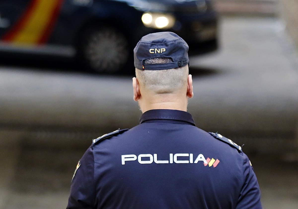 Un agente de la Policía Nacional