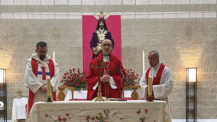 El padre Sergio García, el obispo y José Antonio Rojas Moriana, este sábado, durante la misa en la Prisión