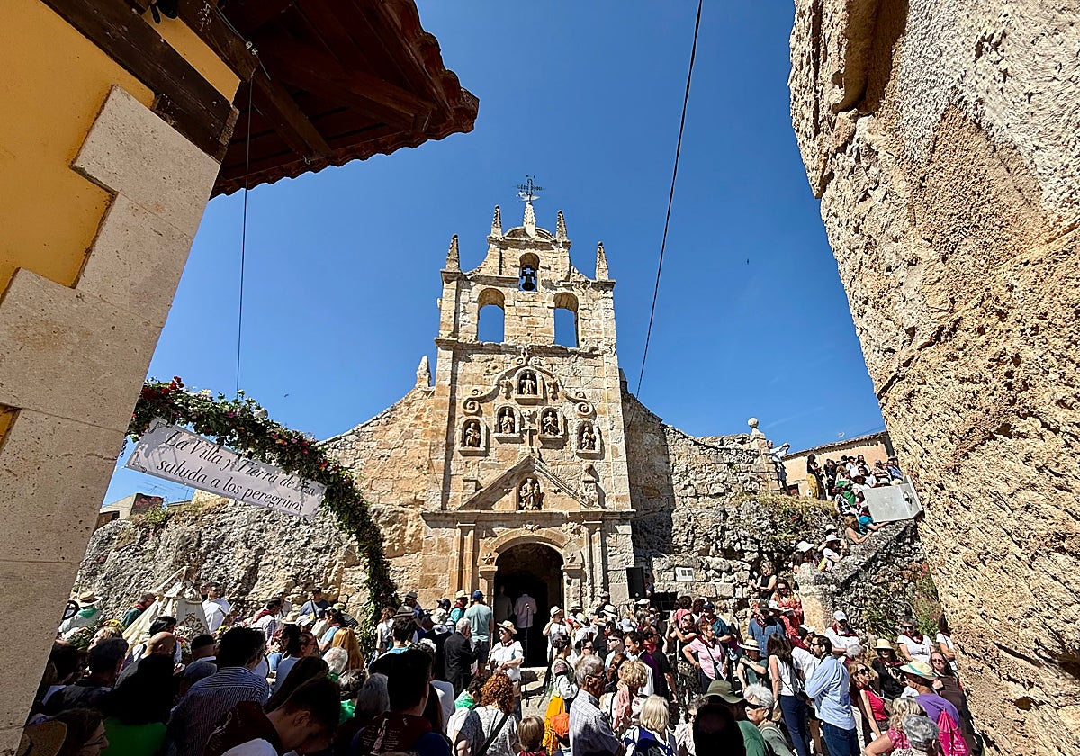 La fachada de la ermita, enclavada en una cueva en la localidad de Hontangas (Burgos), durante la romería