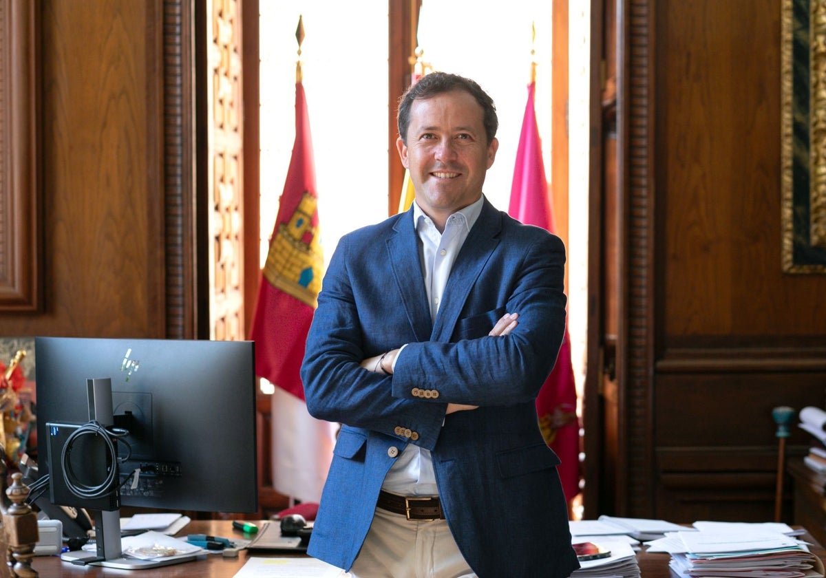 Carlos Velázquez, en su despacho en el Ayuntamiento de Toledo