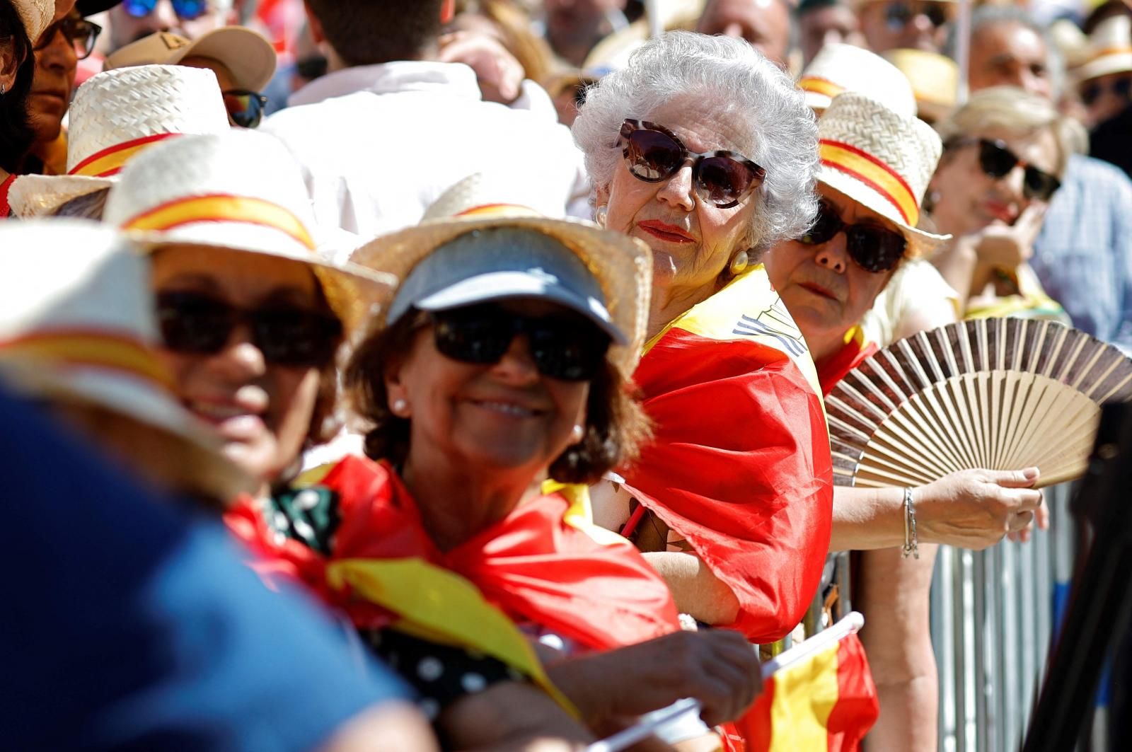 Manifestantes envueltos en banderas de España asisten a la manifestación convocada por el Partido Popular en Madrid.