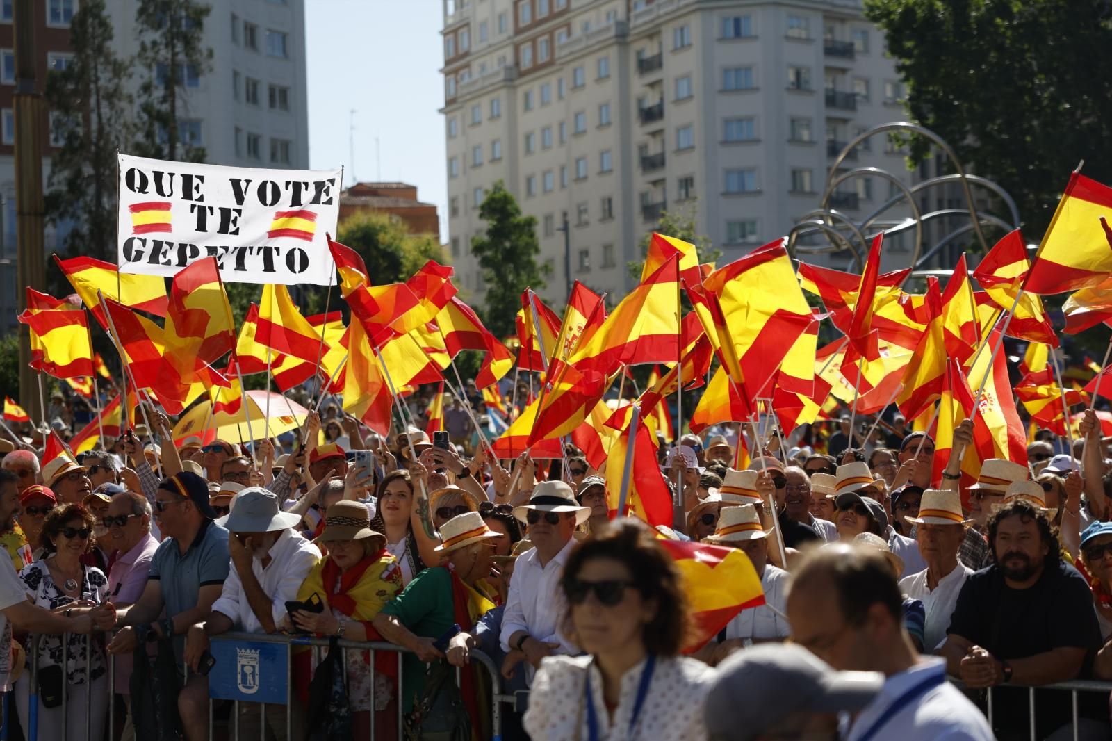«Que te vote Gepetto» es otro de los lemas que los manifestantes de Plaza España claman contra Pedro Sánchez.