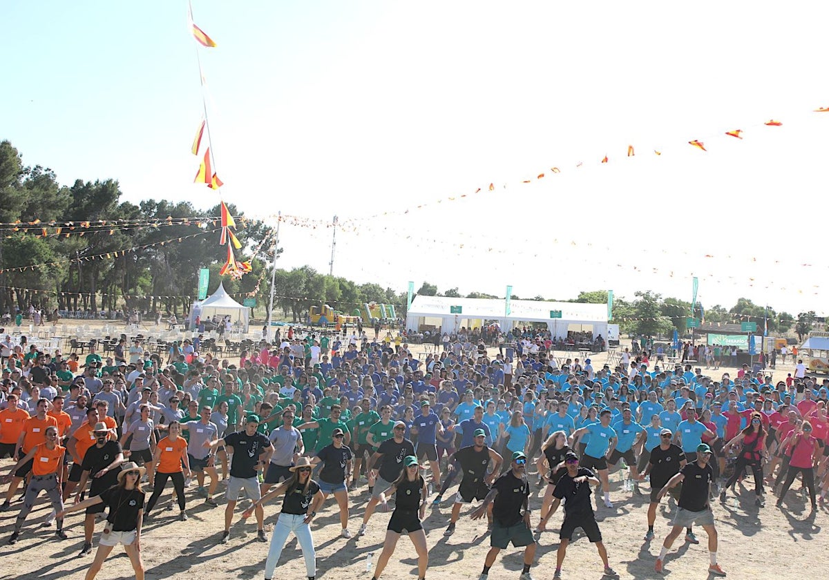 Foto de los ejercicios de calentamiento de todos los participantes en la final del Desafío 2025