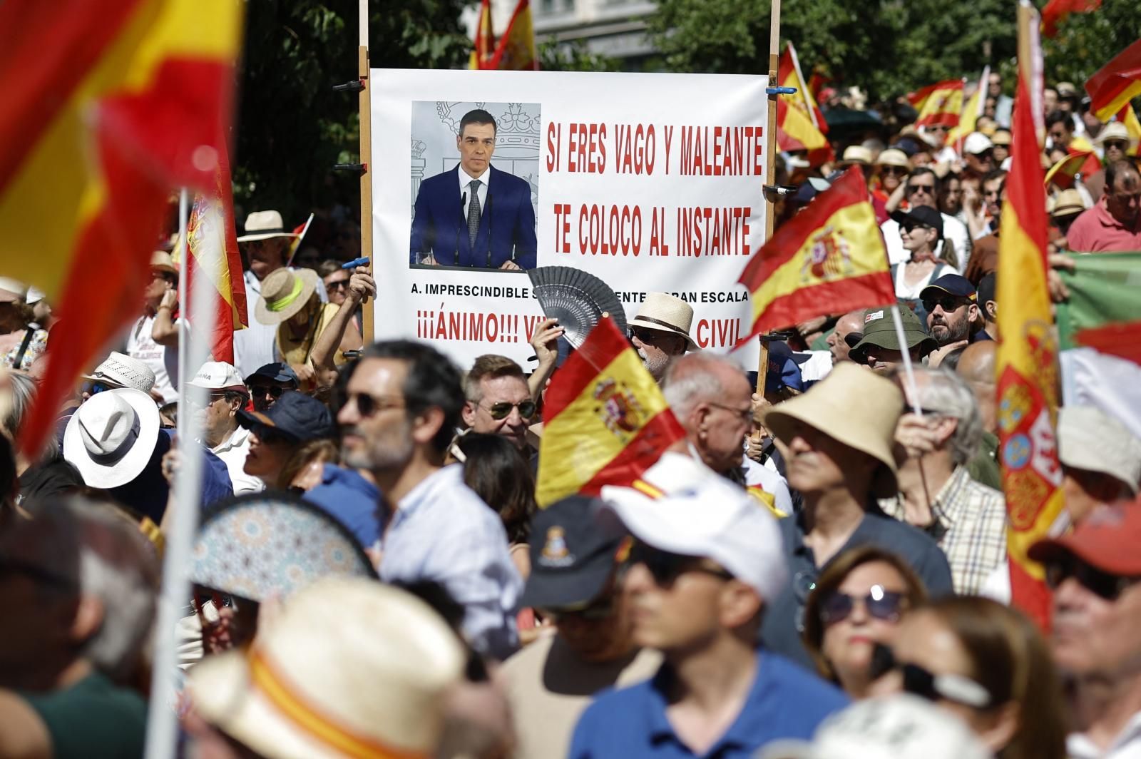 Los asistentes mandan consignas contra el presidente en la manifestación convocada por el PP.