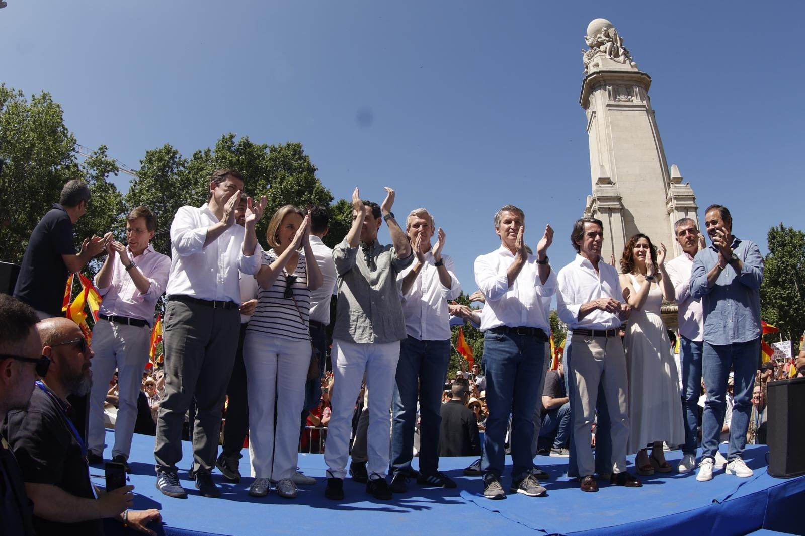 Alberto Núñez Feijóo, junto al expresidente del Gobierno José María Aznar, y los presidentes autonómicos del PP, al finalizar la concentración.