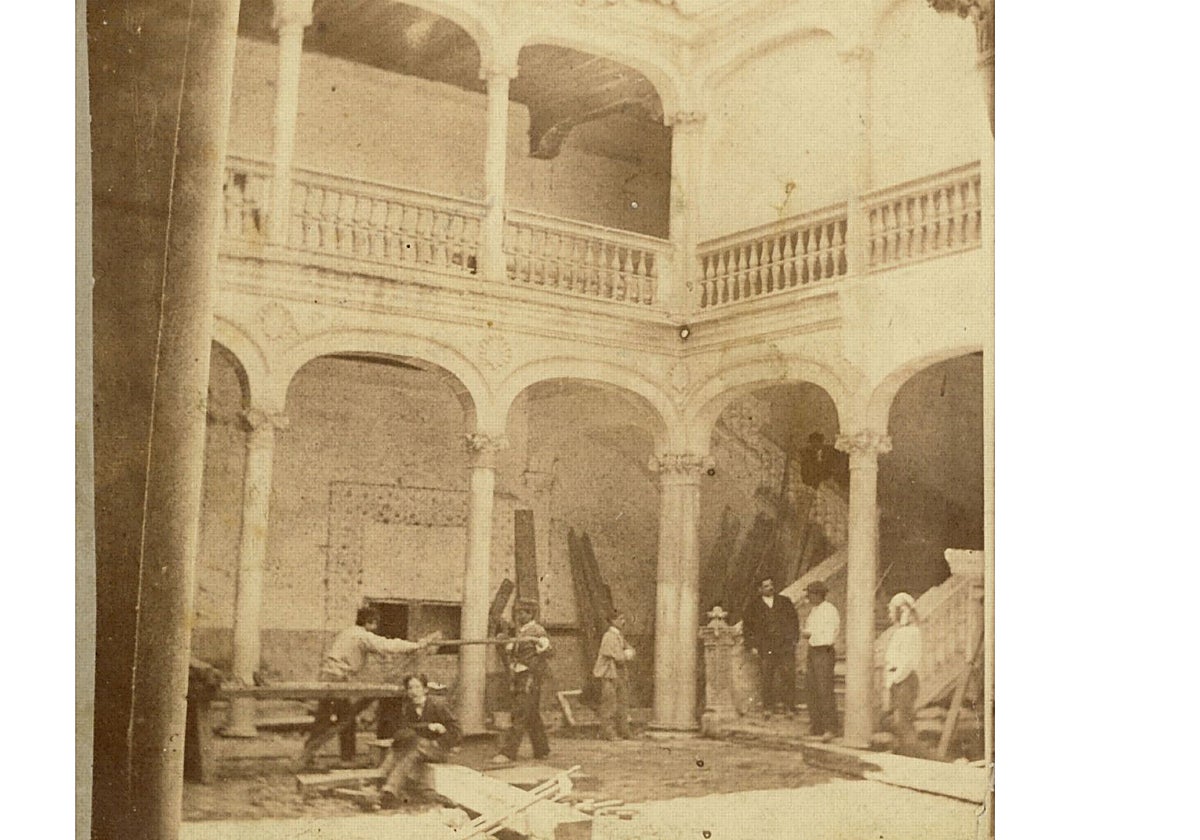 Patio de la Casa de Munárriz. Imagen de un positivo estereoscópico realizado por 'Pedroso y Leal'. Archivo Municipal de Toledo. Colección L. Alba