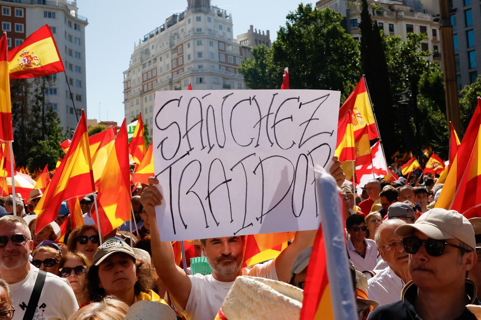 Cientos de asistentes esperan el comienzo de la manifestación convocada por el Partido Popular contra el Gobierno de Pedro Sánchez.