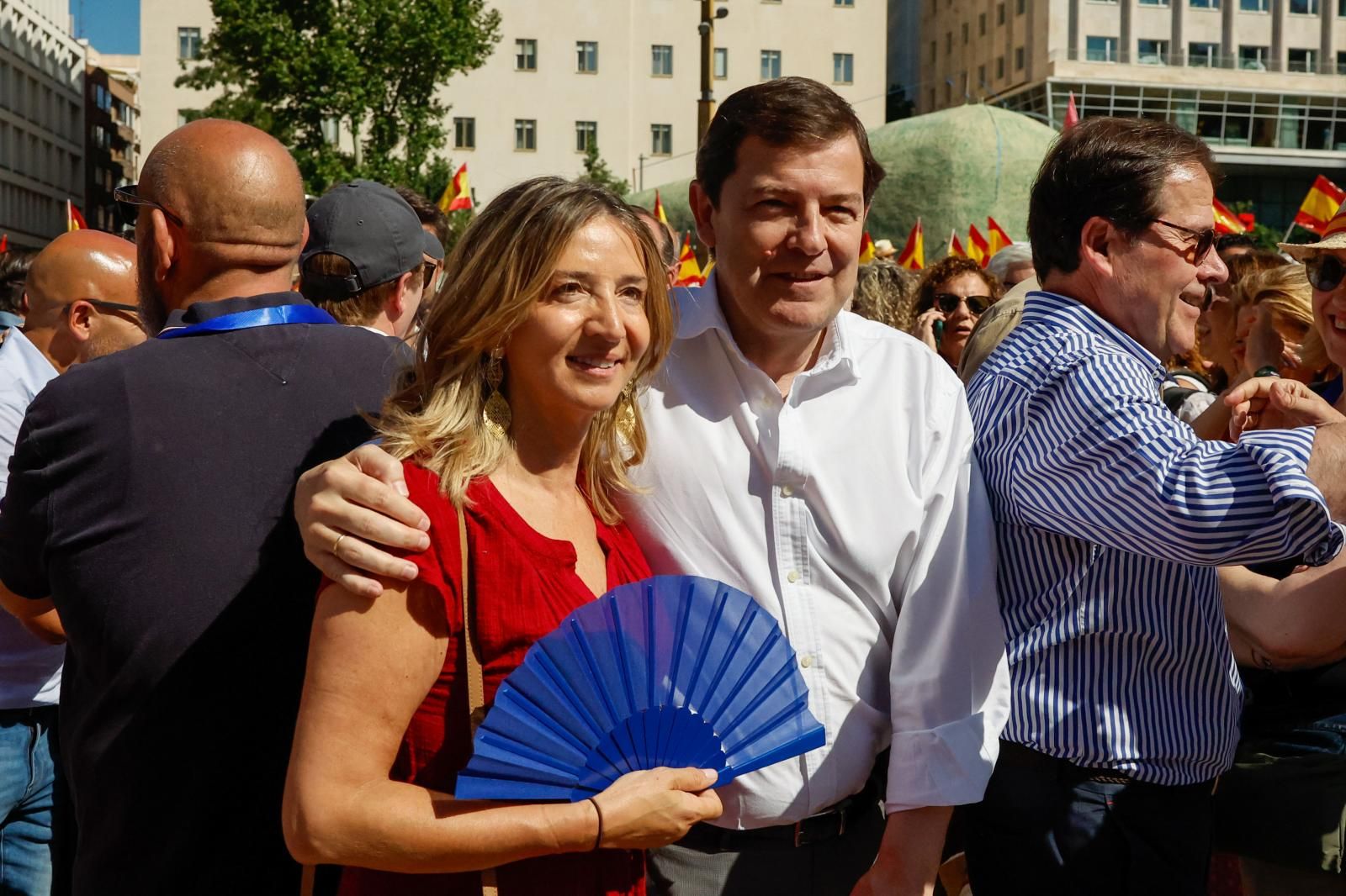 La portavoz del PP en el Senado, Alicia García Rodríguez y el presidente de Castilla y León, Alfonso Fernández Mañueco participan en la manifestación convocada por el Partido Popular contra el Gobierno.