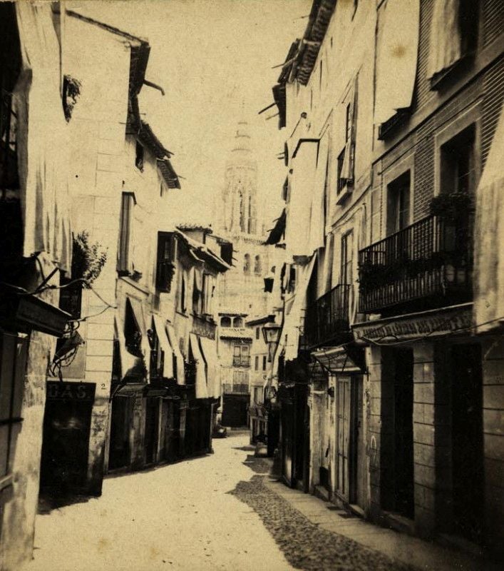Vista de la calle del Comercio hacia las Cuatro Calles en 1863. En la fachada de la derecha se situaba la vivienda de González Pedroso comunicada con Cordonerías,18. Imagen de un positivo estereoscópico realizado por el francés Ernest Lamy. Archivo Municipal de Toledo. Colección L. Alba