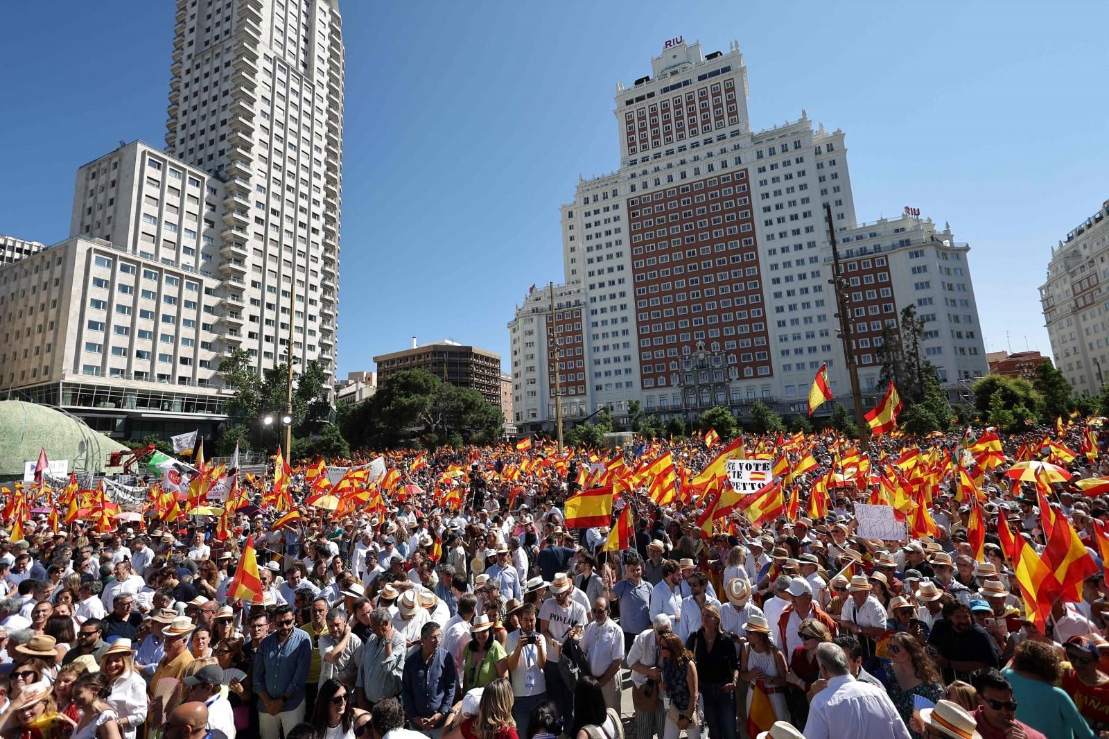 Miles de personas abarrotan Plaza de España en la concentración contra el Gobierno de España.