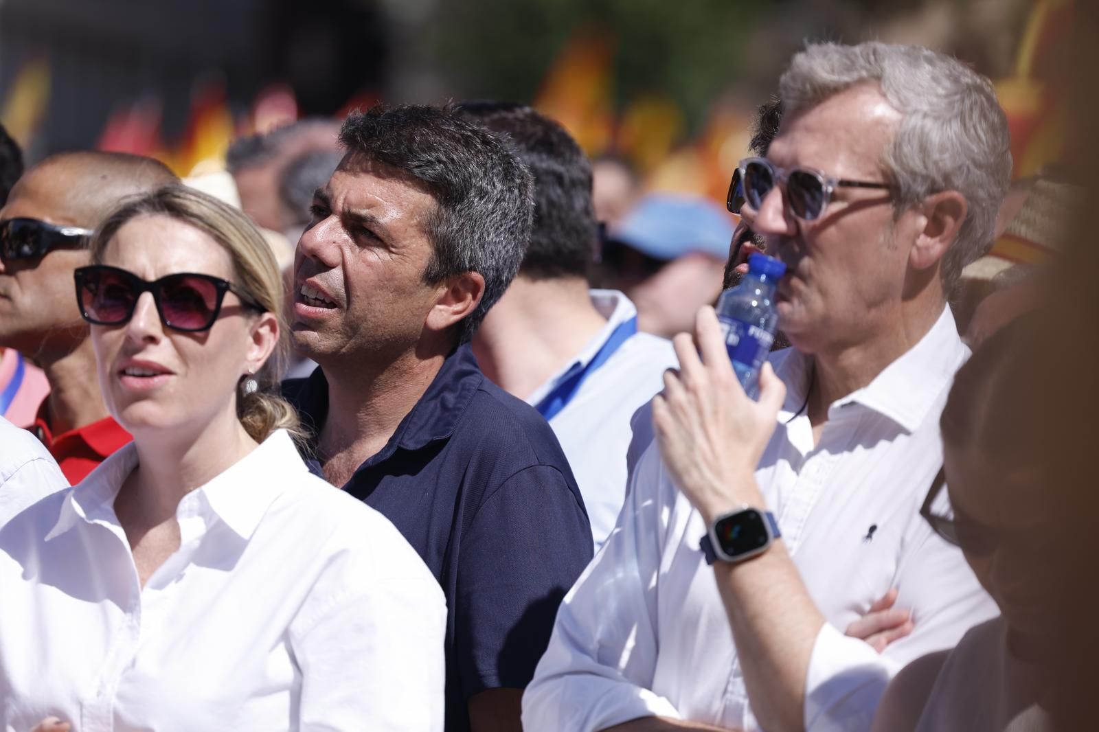 El presidente de la Comunidad Valenciana, Carlos Mazón, junto al presidente de la Xunta de Galicia, Alfonso Rueda, durante la concentración en Madrid.