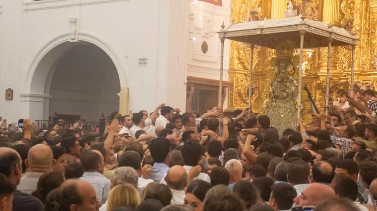 Tras el salto de la reja, los almonteños cogen a la Virgen del Rocío para iniciar su procesión