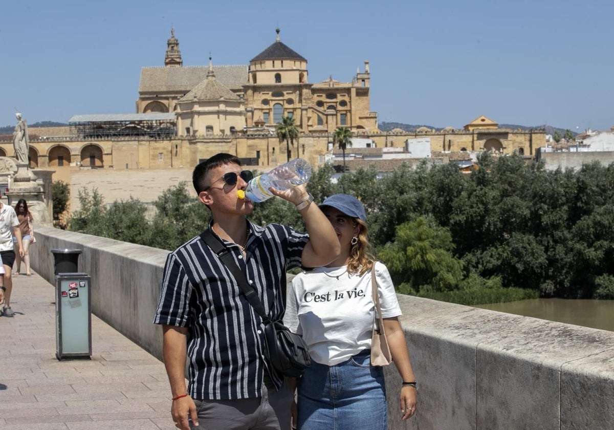 Una pareja por el Puente Romano en Córdoba