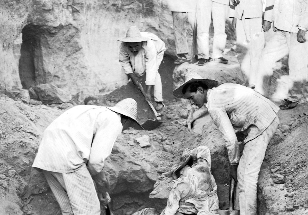 Extracción de los cadáveres de los soldados que perecieron en el hundimiento de un terraplén de la vía férrea militar
