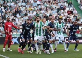 El Córdoba CF apuntala su defensa, pero necesita dos centrales más
