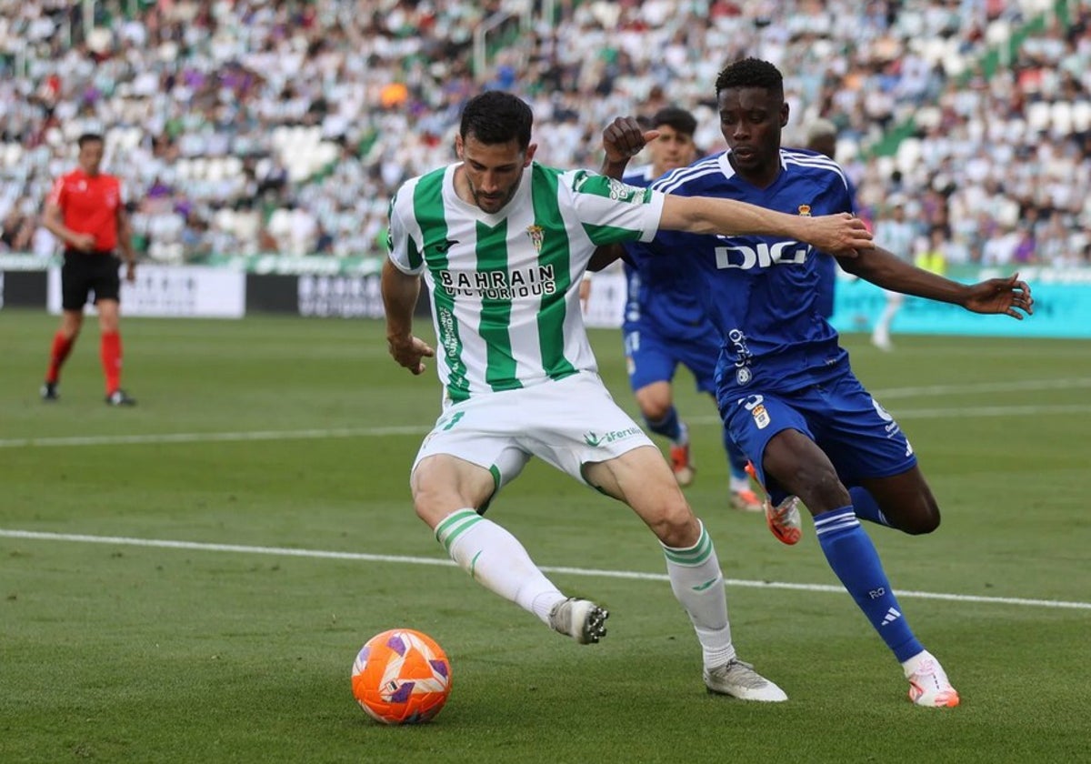 Albarrán defiende el balón ante un jugador rival en El Arcángel