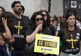 Miles de personas se manifiestan contra Barbón por la crisis de la Educación en Asturias: «Ni un paso atrás»