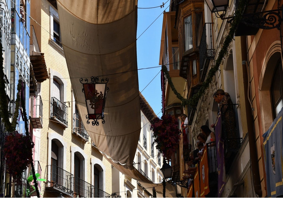 Decoración floral en la calle Comercio