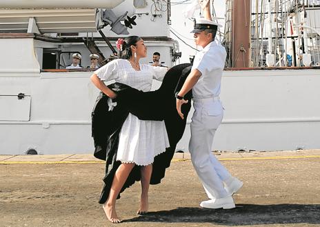 Imagen secundaria 1 - 1. Doña Letizia cruzó el Atlántico para encontrarse con su hija en Ciudad de Panamá (Panamá). Se fundieron en un abrazo tras casi cuatro meses sin verse | 2. Dos militares de la marina de guerra del Perú interpretaron la danza de la marinera a la llegada a El Callao | 3. Atracó en la base naval de Cartagena con una banda que interpretó 'Colombia, tierra querida'
