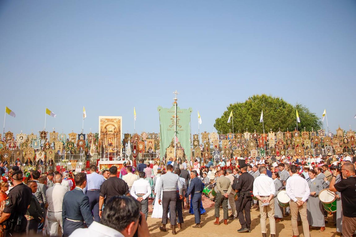 Misa de Pentecostés celebrada en la marisma junto al santuario de la Virgen del Rocío