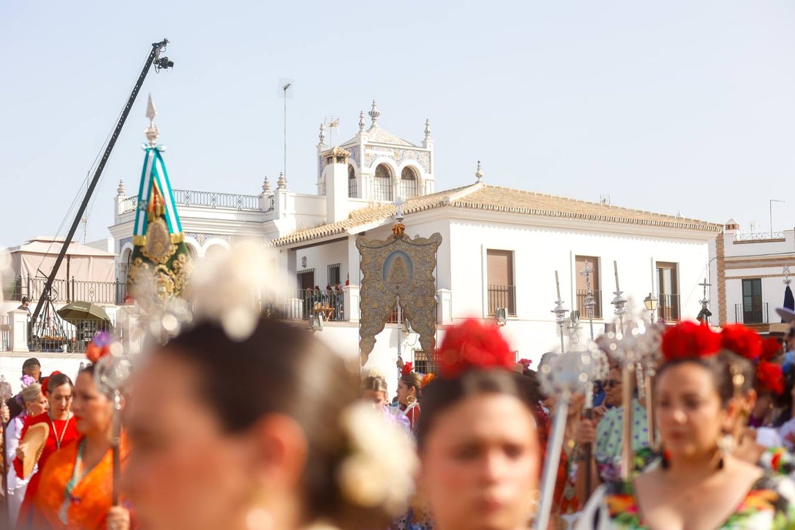 Misa de Pentecostés celebrada en la marisma junto al santuario de la Virgen del Rocío