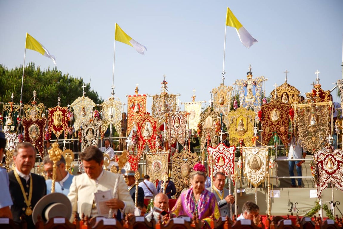 Misa de Pentecostés celebrada en la marisma junto al santuario de la Virgen del Rocío