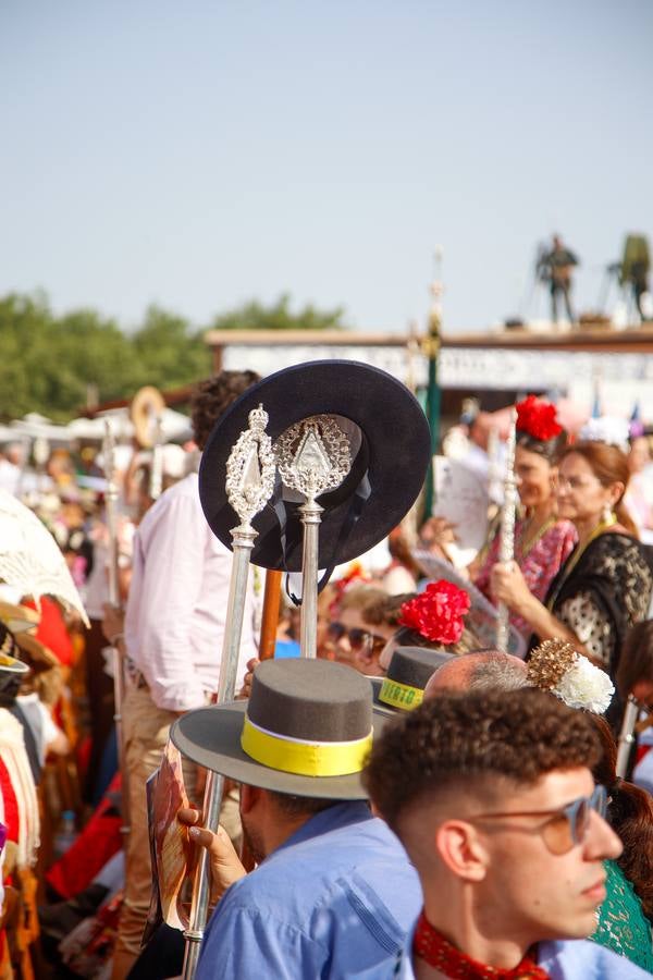 Misa de Pentecostés celebrada en la marisma junto al santuario de la Virgen del Rocío