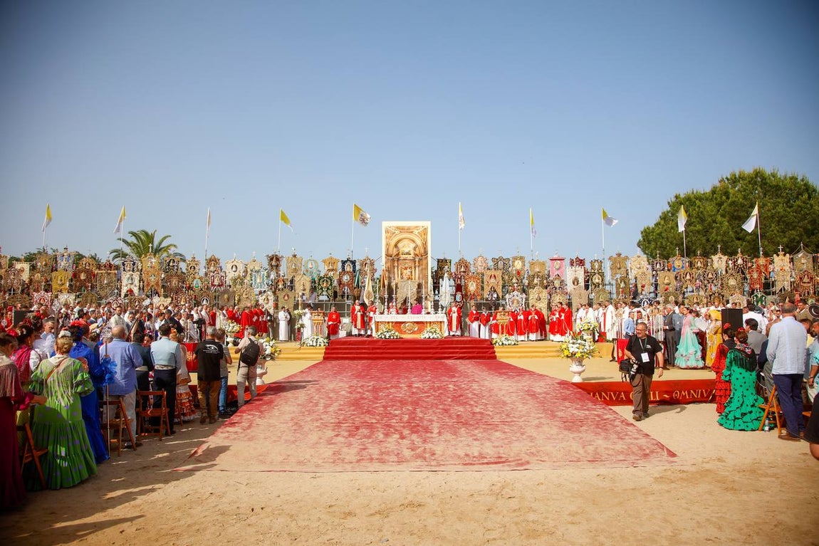 Misa de Pentecostés celebrada en la marisma junto al santuario de la Virgen del Rocío