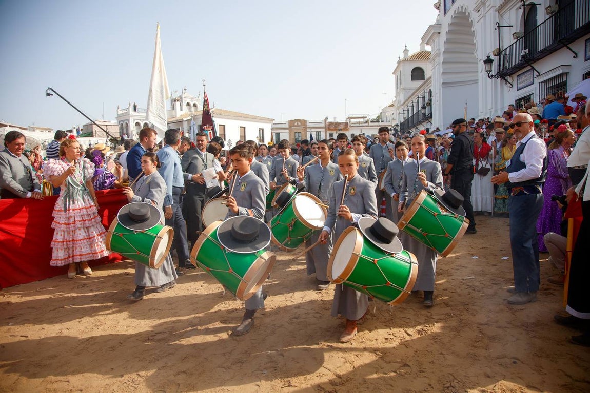 Misa de Pentecostés celebrada en la marisma junto al santuario de la Virgen del Rocío