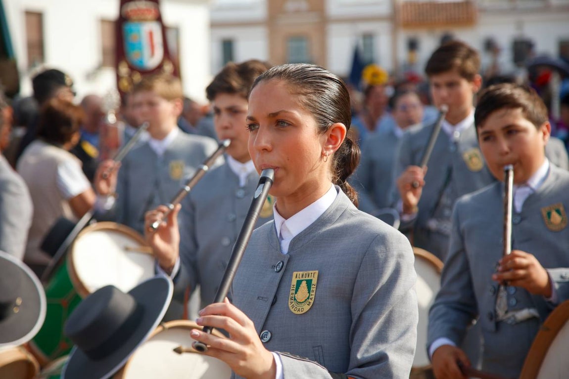 Misa de Pentecostés celebrada en la marisma junto al santuario de la Virgen del Rocío