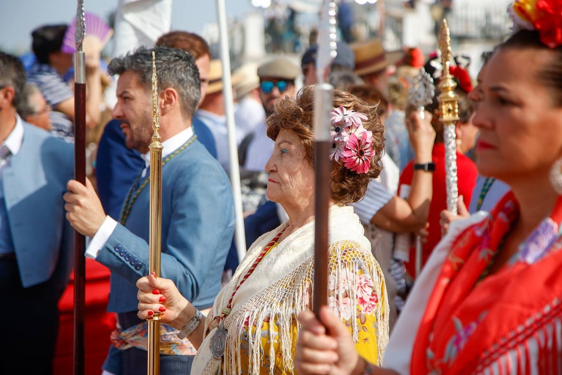 Misa de Pentecostés celebrada en la marisma junto al santuario de la Virgen del Rocío