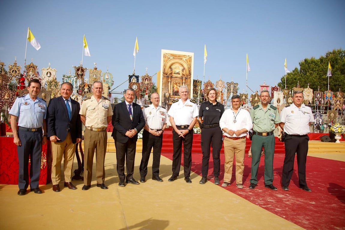 Misa de Pentecostés celebrada en la marisma junto al santuario de la Virgen del Rocío