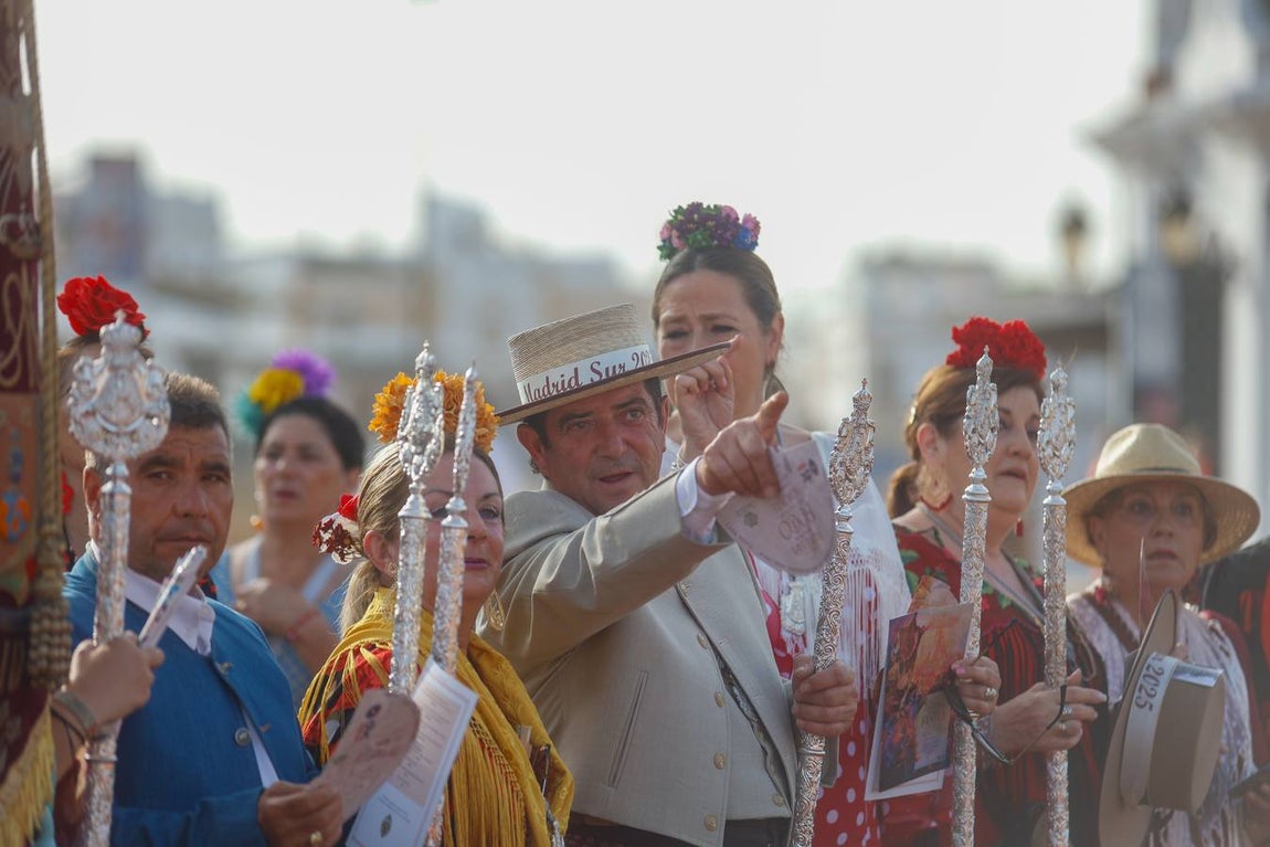 Misa de Pentecostés celebrada en la marisma junto al santuario de la Virgen del Rocío