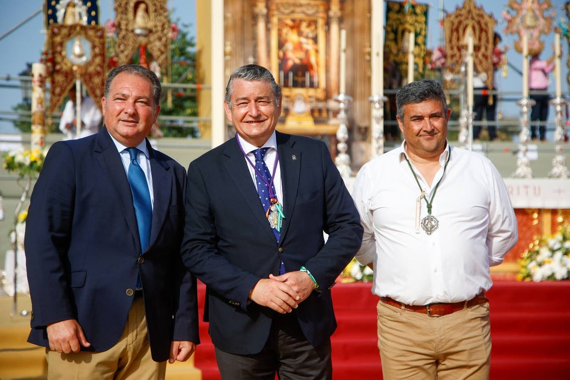 Misa de Pentecostés celebrada en la marisma junto al santuario de la Virgen del Rocío