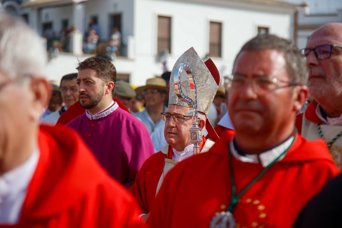 Misa de Pentecostés celebrada en la marisma junto al santuario de la Virgen del Rocío