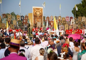 El Rocío vive su misa de Pentecostés más multitudinaria en la marisma bajo un sol de justicia