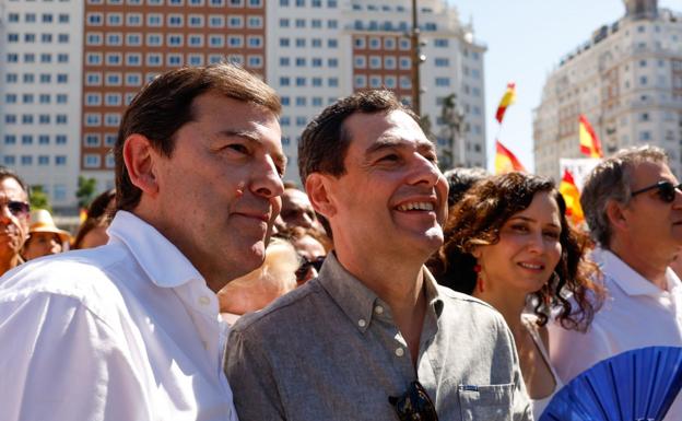 El presidente andaluz junto a sus homólogos en Castilla León (Fernández Mañueco) y Madrid (Díaz Ayuso)