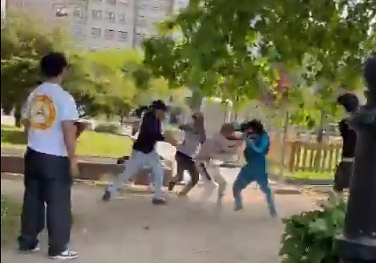 Captura de un vídeo grabado por un testigo de la pelea a navajazos en la plaza pontevedresa de Barcelos